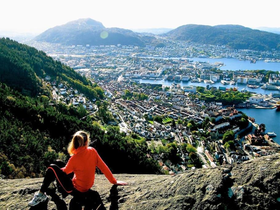 Central 2Br With Balconies And Art In Historical University Area Bergen Eksteriør billede